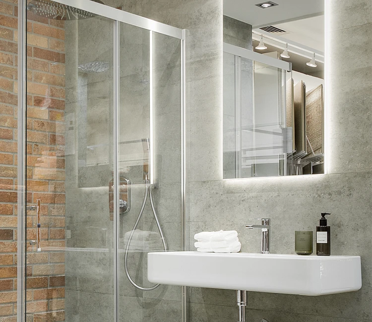 styl-loftowy-loft-lazienka-cegla-prysznic-maxfliz-lustro-podswietlane-750x650.jpg Trochę loftu w łazience | Wyposażenie wnętrz MAXFLIZ