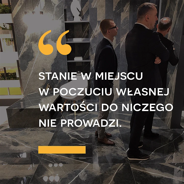 cytat-2-wywiad-z-bossmanem-new-maxfliz-paragraf-750x750.jpg Wywiad z Wojciechem Kędroniem: człowiekiem-ikoną Maxfliz | Wyposażenie wnętrz MAXFLIZ