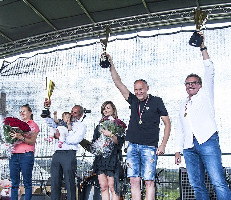 piknik-25-lat-maxfliz-puchary.jpg Sukces rodzi się z pasji. Rozmowa z Piotrem Kurleto - prezesem Maxfliz | Wyposażenie wnętrz MAXFLIZ