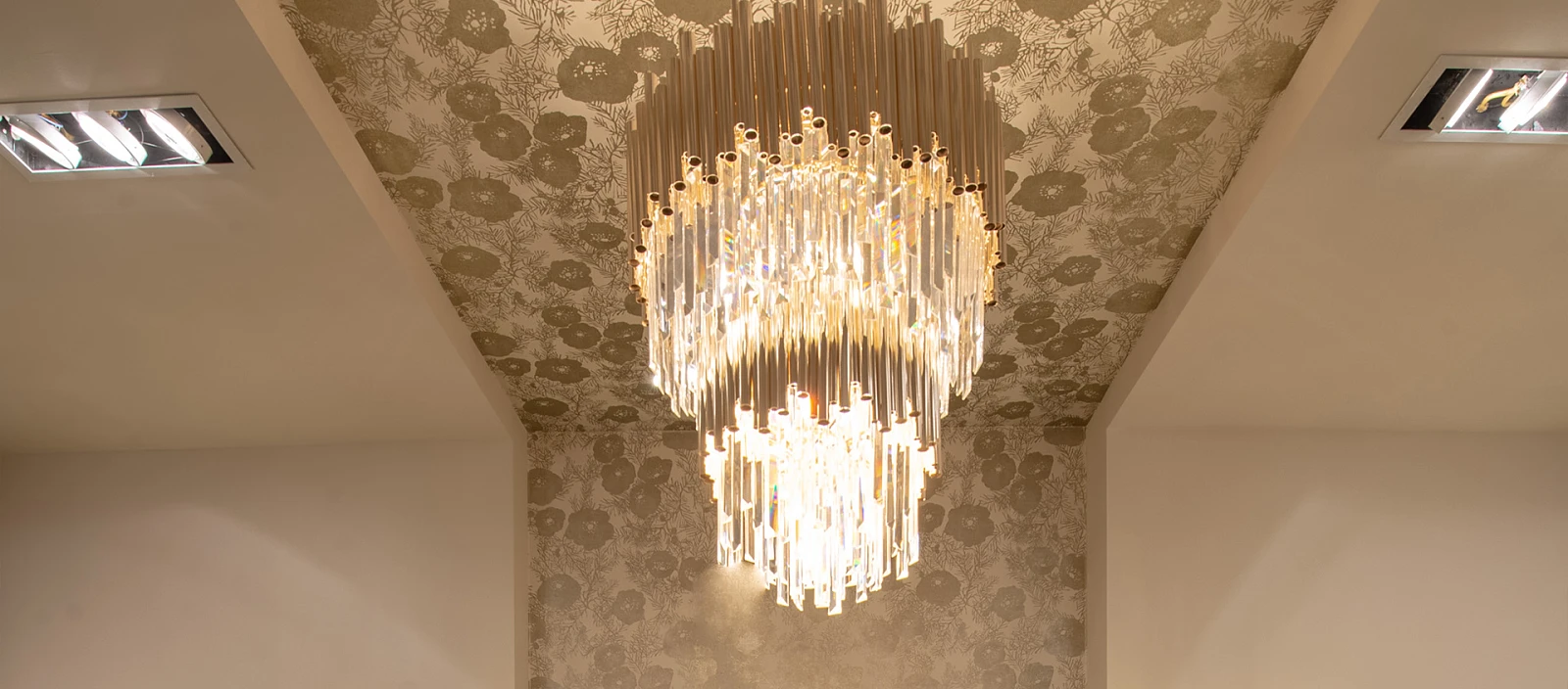 gabinet-biurko-lampa-klasyka-meble-wnetrza-1920x845xx.jpg Klasyczny gabinet z kobiecym akcentem | Wyposażenie wnętrz MAXFLIZ