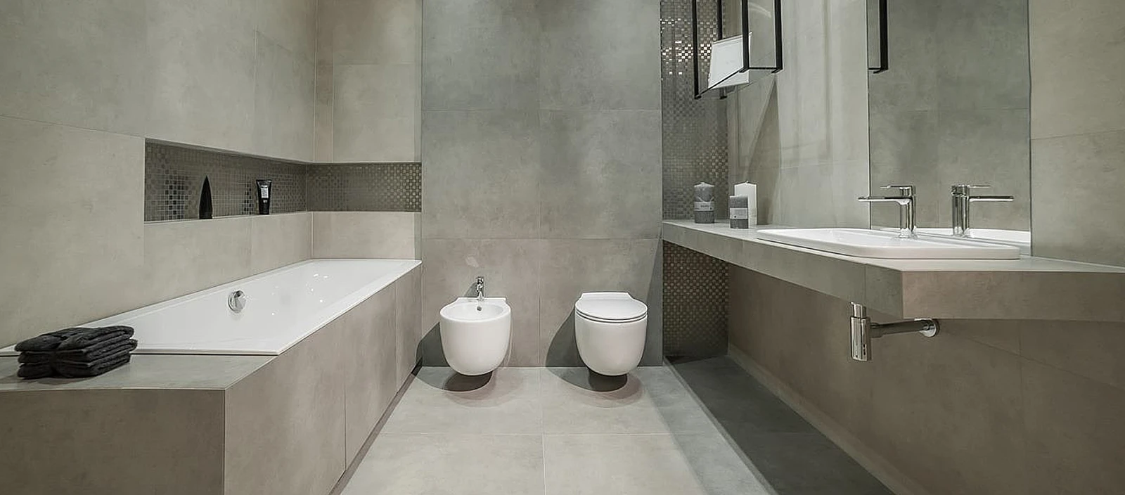 szara-lazienka-lazienka-meska-styl-loft-wanna-maxfliz-1920x845x.jpg Męska łazienka - Prosty loft - jak urządzić łazienkę w męskim stylu