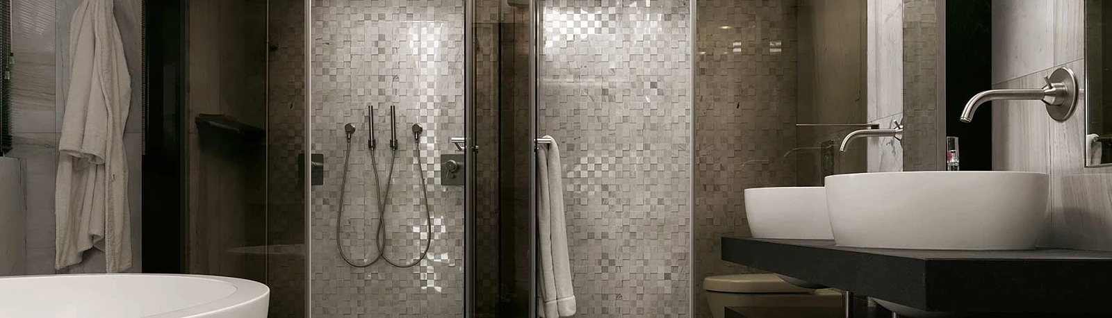 łaz_k.jpg  Duża łazienka z wanną i prysznicem x La Mania | Wyposażenie wnętrz MAXFLIZ