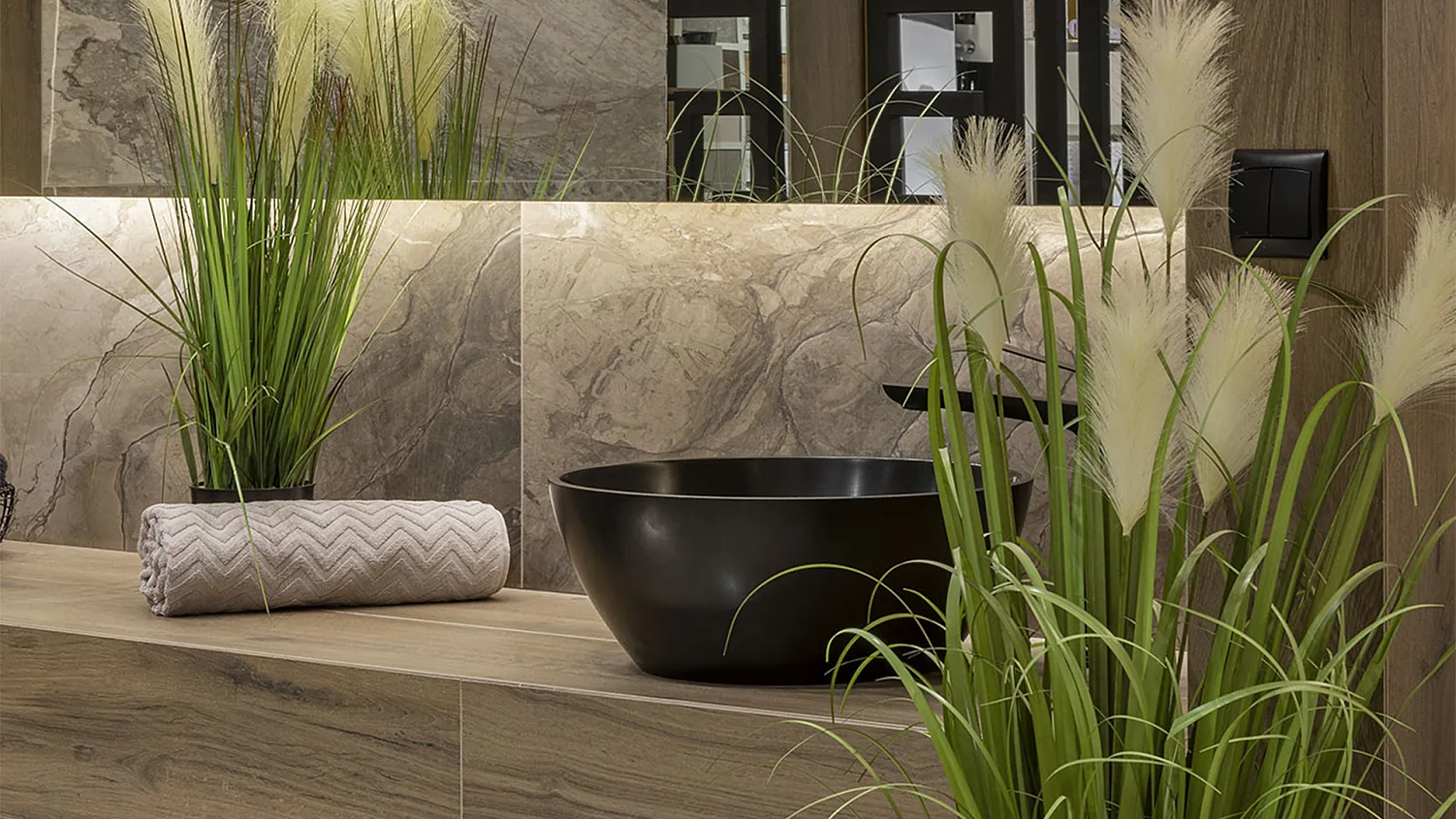 luksusowa-toaleta-z-czarna-armatura (4).jpg Ciemna Łazienka z Drewnem | Aranżacja Maxfliz