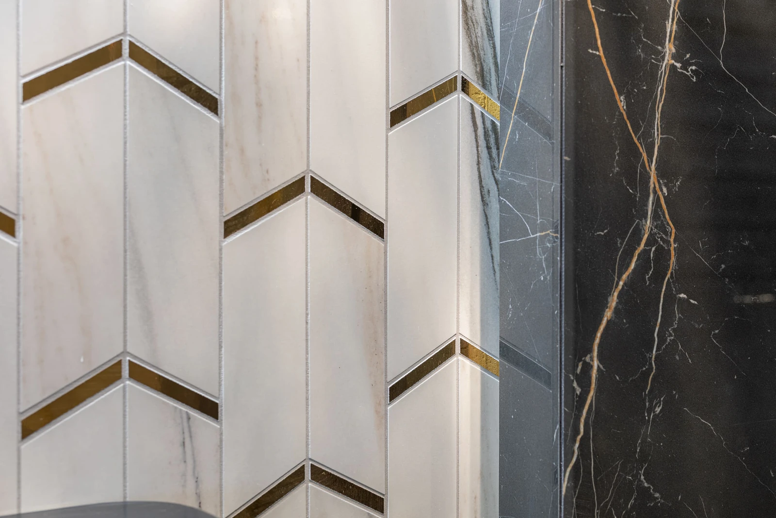 0C1A4751.jpg Architektoniczne złoto oraz elegancka czerń i biel | Wyposażenie wnętrz MAXFLIZ