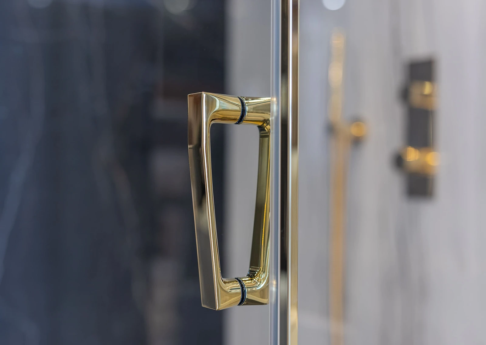 0C1A4746.jpg Architektoniczne złoto oraz elegancka czerń i biel | Wyposażenie wnętrz MAXFLIZ