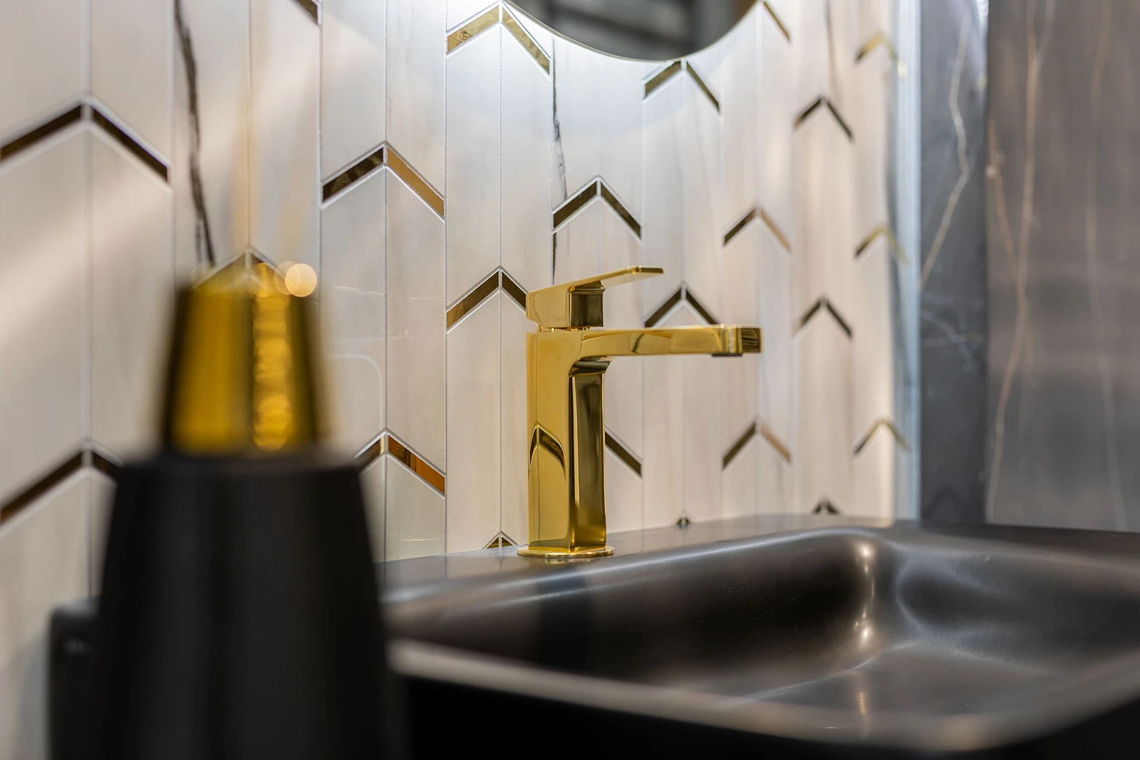 0C1A4743.jpg Architektoniczne złoto oraz elegancka czerń i biel | Wyposażenie wnętrz MAXFLIZ