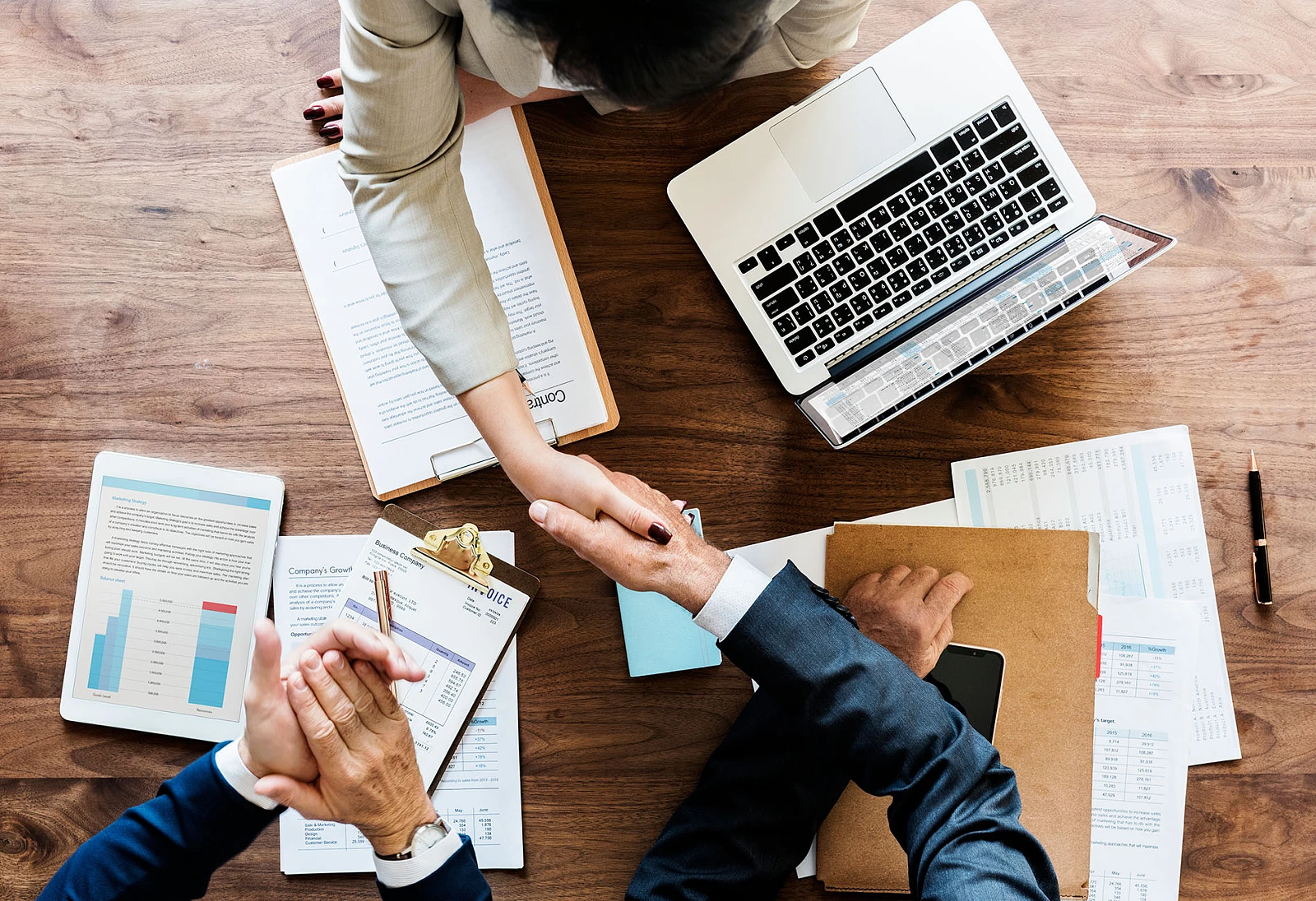 business-people-shaking-hands-together.jpg Hurt | Wyposażenie wnętrz MAXFLIZ
