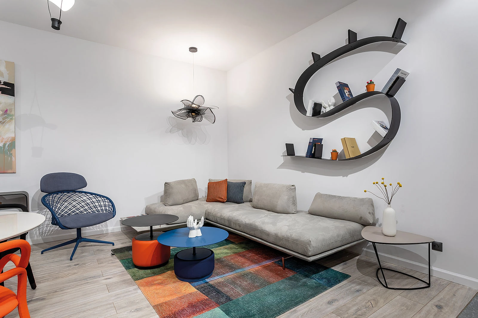 Salon emanujący artyzmem - 3.jpg Salon emanujący artyzmem, czyli nowa aranżacja w salonach Maxfliz | Wyposażenie wnętrz MAXFLIZ
