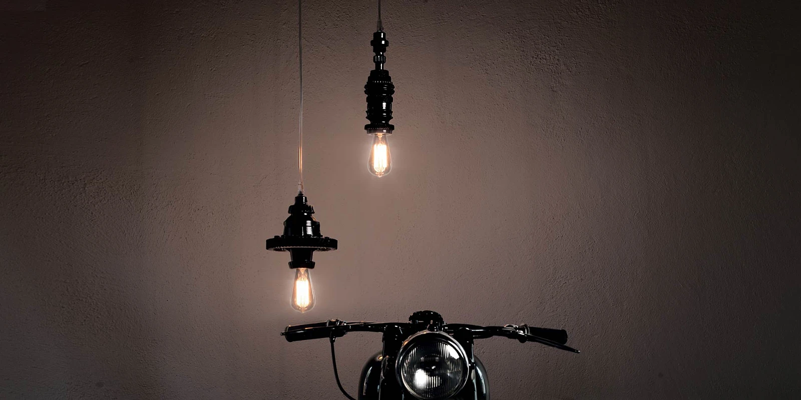 Czarne lampy wiszące stylizowane na stare latarnie uliczne.