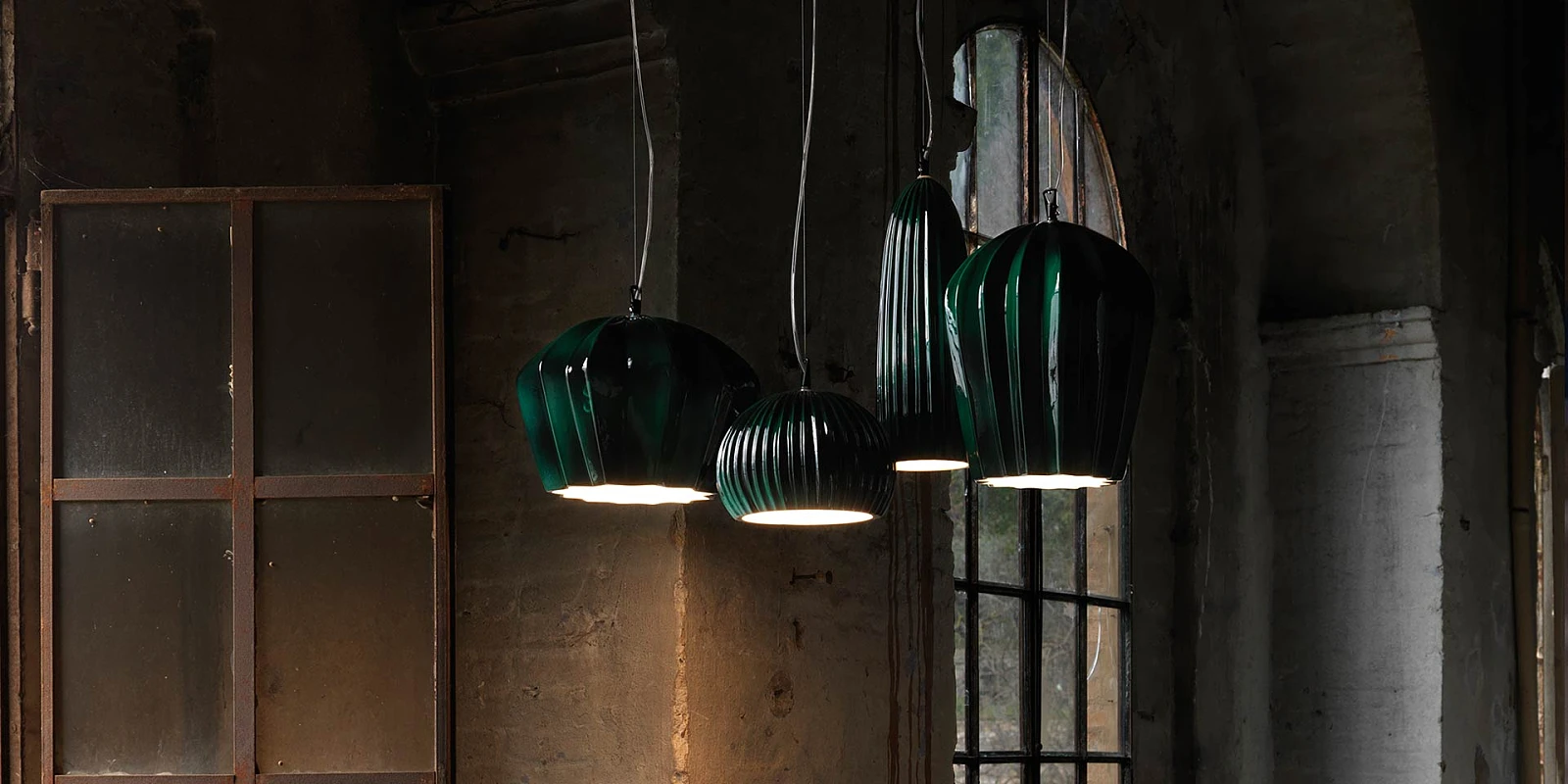 Lampy wiszące do salonu w kolorze ciemnej zieleni.