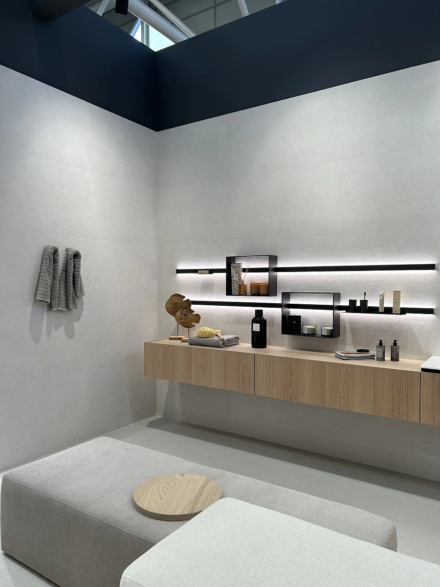 Przykład szaro-beżowego wykończenia łazienki marki Porcelanosa.