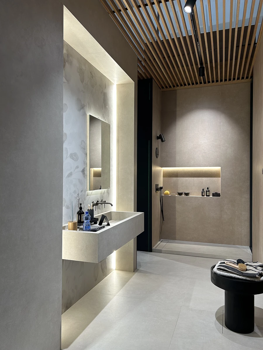 Przykład szaro-beżowego wykończenia ścian łazienki marki Mirage.