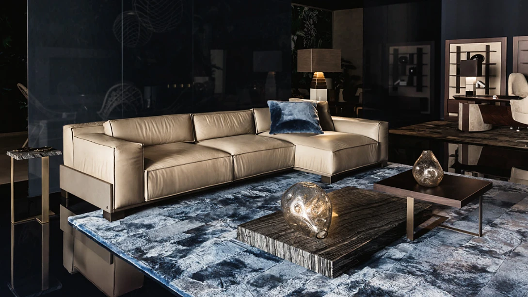 Aranżacja salonu w stylu Luxeliving z jasną, skórzaną kanapą.
