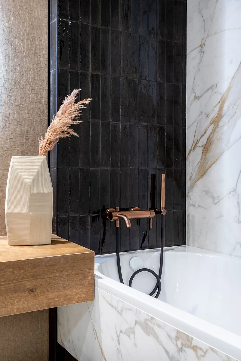 małe płytki w łazience.jpg Aranżacja łazienki w salonie Maxfliz Wrocław: Symfonia elegancji – mały format w łazience | Wyposażenie wnętrz MAXFLIZ