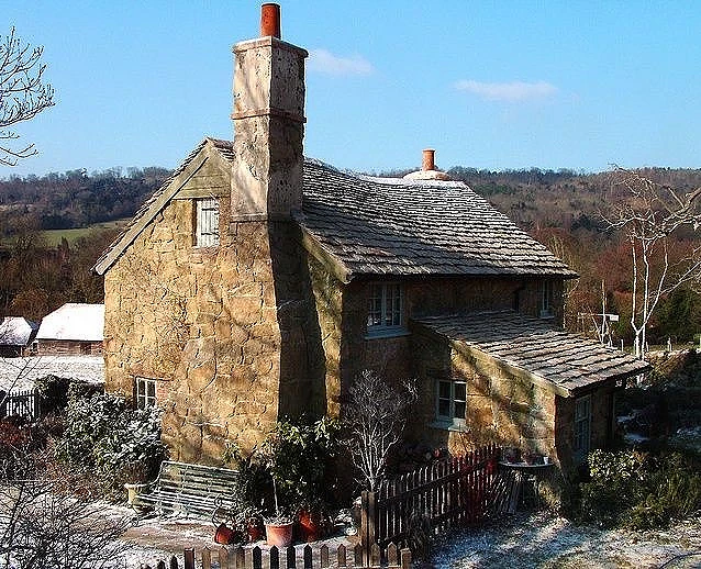 Kamienny dom na wsi w angielskim stylu, którego właścicielką była bohaterka filmu „Holiday” – Iris.  