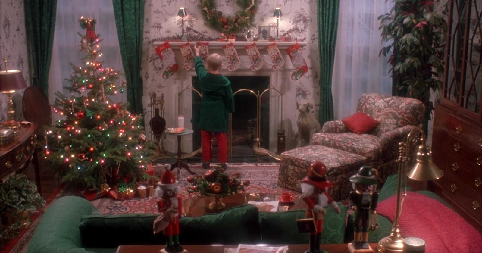 Wnętrze amerykańskiego salonu w świątecznym wystroju. Kadr z filmu „Kevin sam w domu”. 