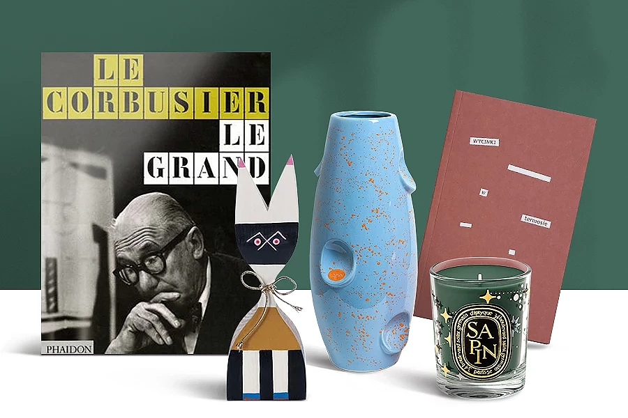 Grafika przedstawiająca elementy drugiego zestawu prezentowego: laleczkę dekoracyjną Vitra, wazon ceramiczny z serii „Oko” Malwiny Konopackiej, świeca zapachowa Diptyque Sapin, album z pracami architekta Le Corbusiera oraz kalendarz od firmy Papierniczeni. 