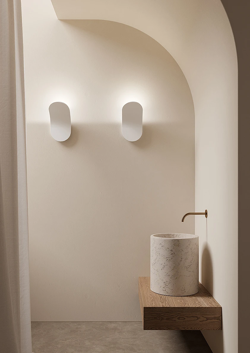 inkiety w jasnej łazience bez okien, spełniające funkcję ozdobną oraz dające potrzebne źródło światła.