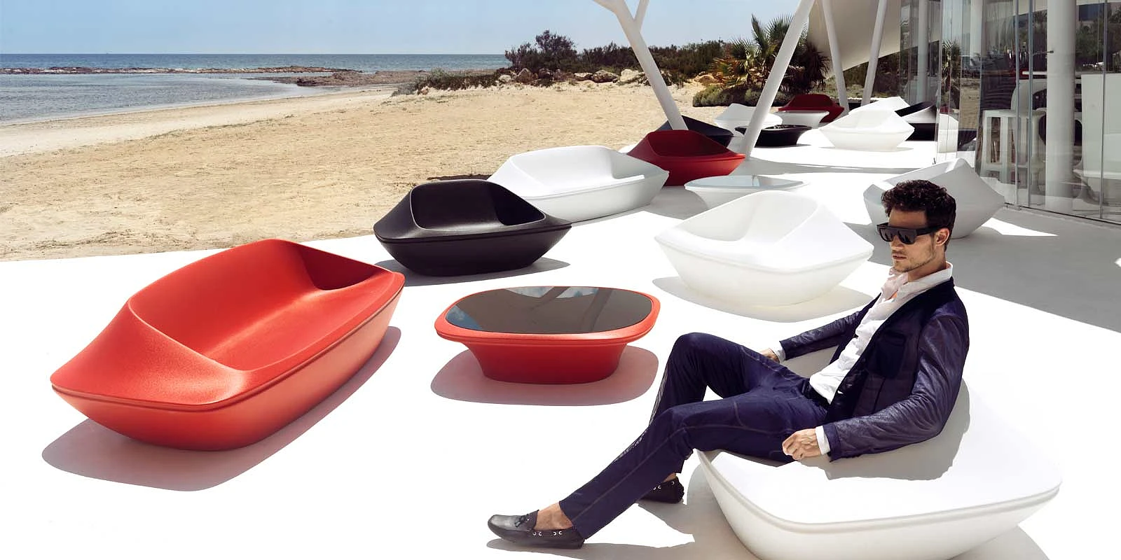 exclusive-outdoor-furniture-sofa-loungechair-coffeetable-ufo-ora-ito_4_.jpg [99.26 KB]