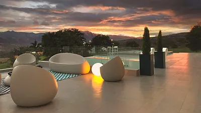vondom-muebles-de-exterior-sofas-stones-villa-vacacional-cuenca-ecuador-16.9.jpg Mała Zmiana - Porady Ekspertów | Blog Maxfliz