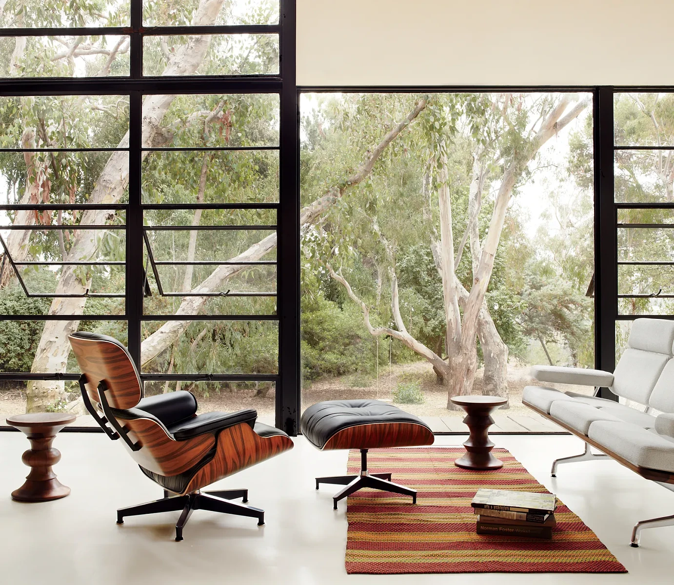 Furniture-Design-1517-GQ-MOCH09-01-eames-lounge-and-ottoman.webp Podróż do wnętrza | Wyposażenie wnętrz MAXFLIZ