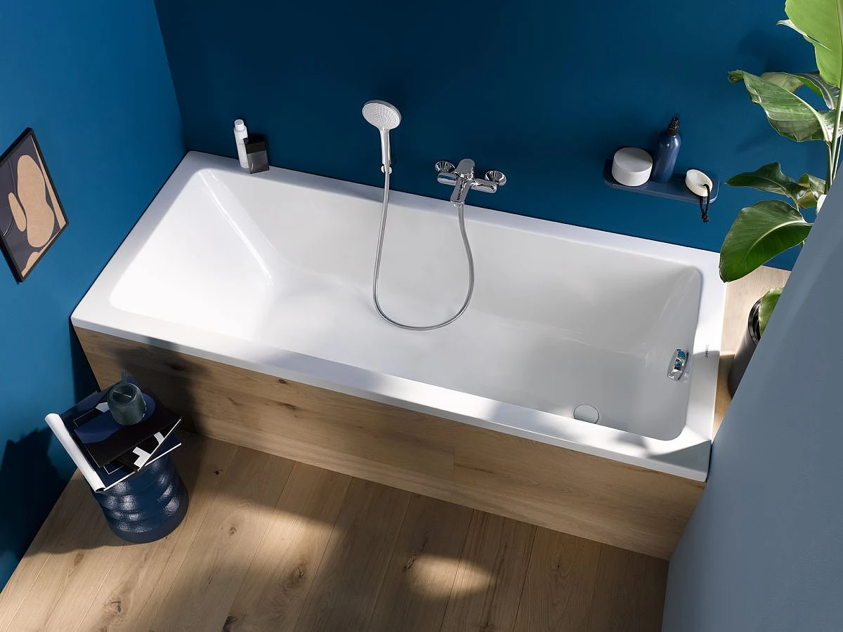 Granaty, drewno i biel - pomysł na wystój łazienki z wanną z prysznicem