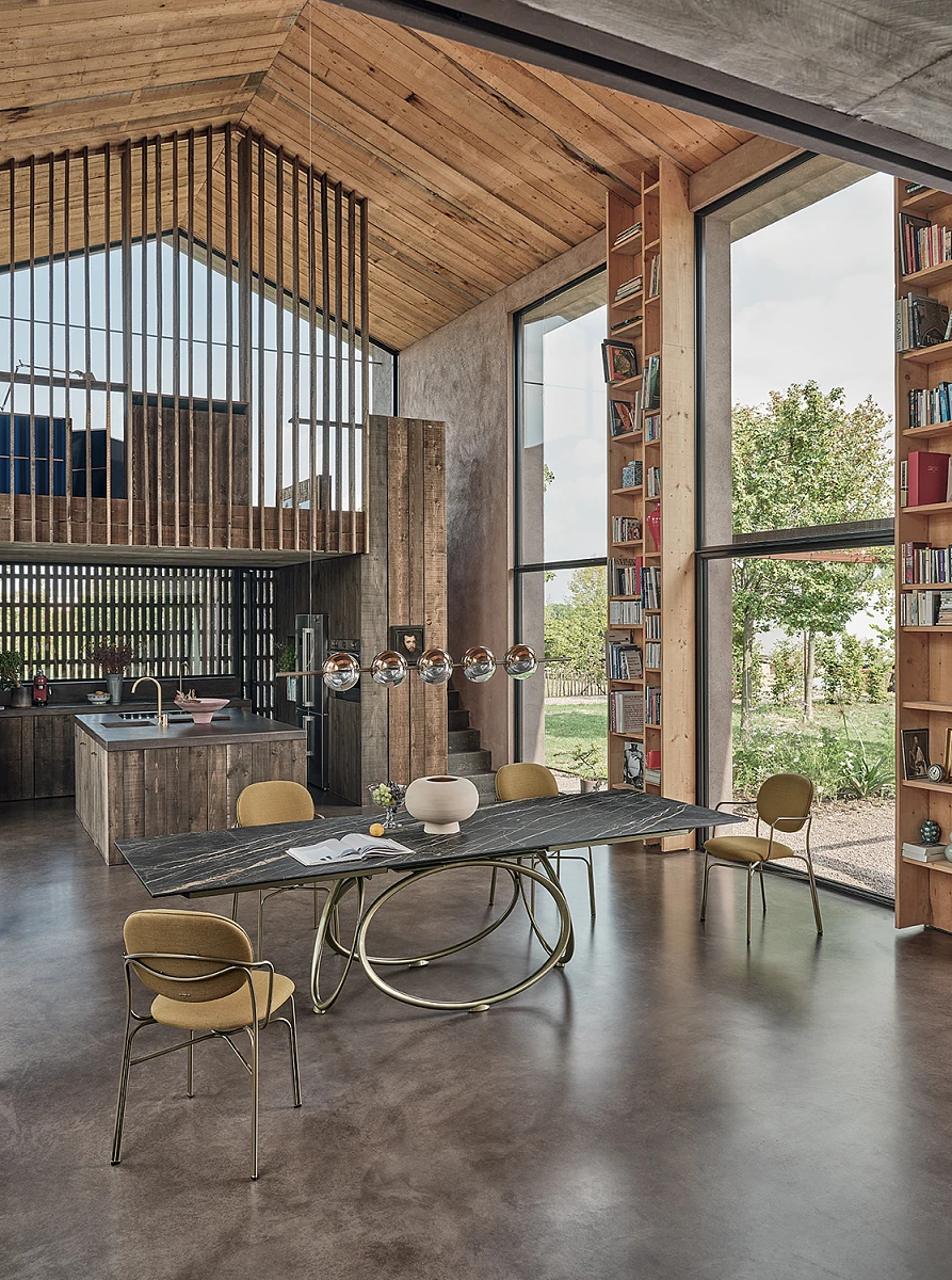 Wnętrze salonu zaprojektowanego w stylu modern farmhouse z użyciem naturalnych materiałów.