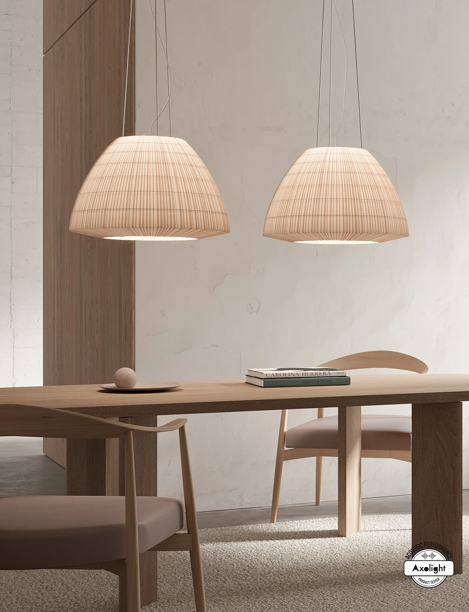 Lampy wiszące nad drewnianym stołem w pomieszczeniu w stylu modern farmhouse.