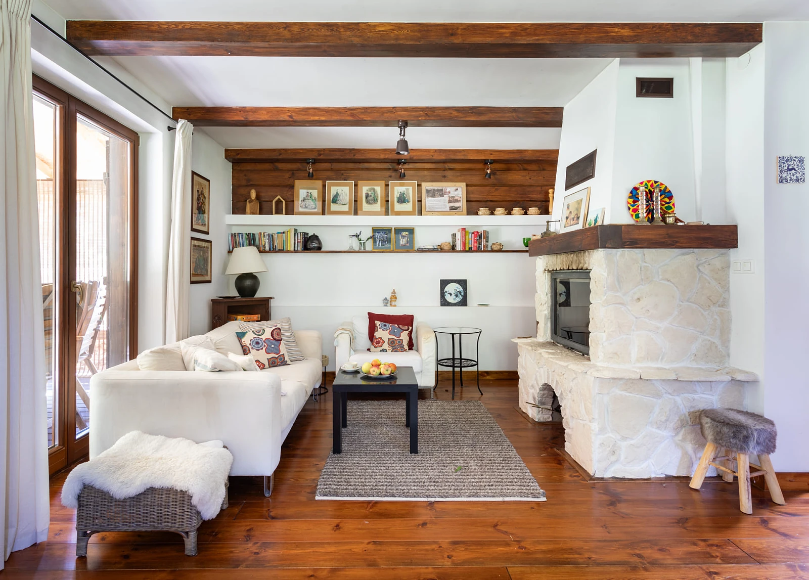  Jasny salon z drewnianymi elementami w stylu rustykalnym.