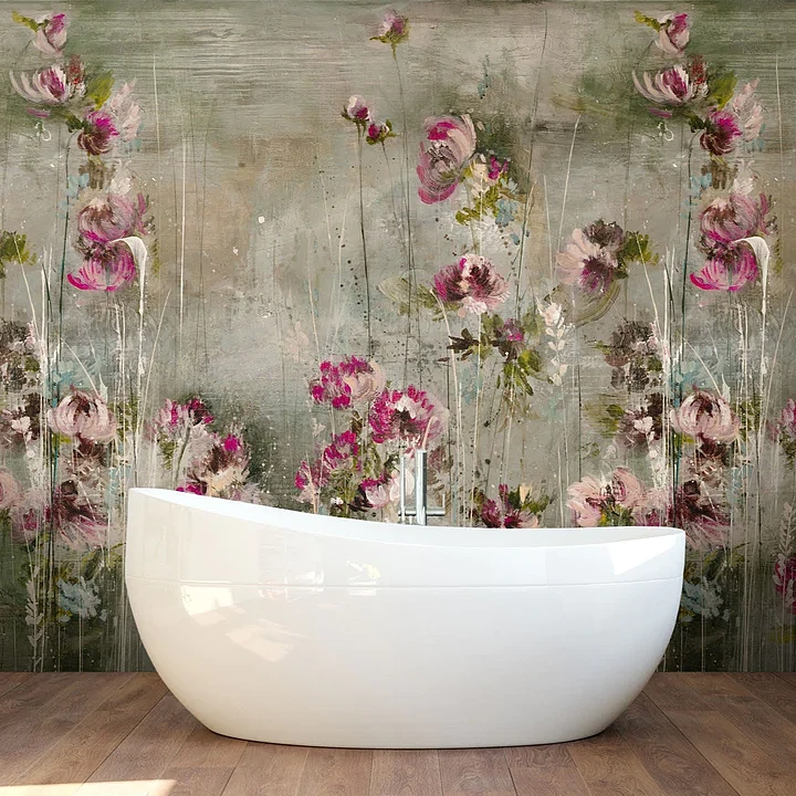 Łazienka z białą wanną wolnostojącą, drewnianą podłogą i tapetą ścienną z motywem florystycznym.