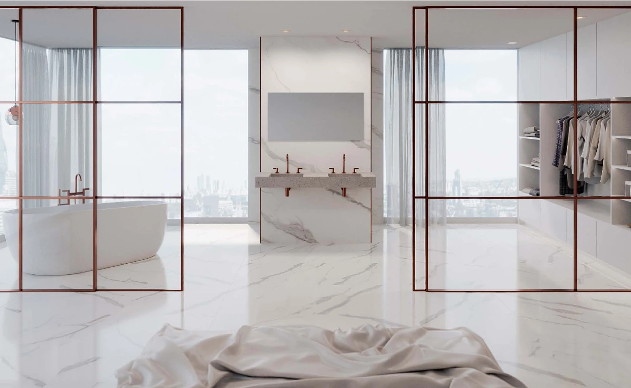 Sypialnia z widokiem na łazienkę ze strefami odzielonymi metalowo-szklanymi ramami.