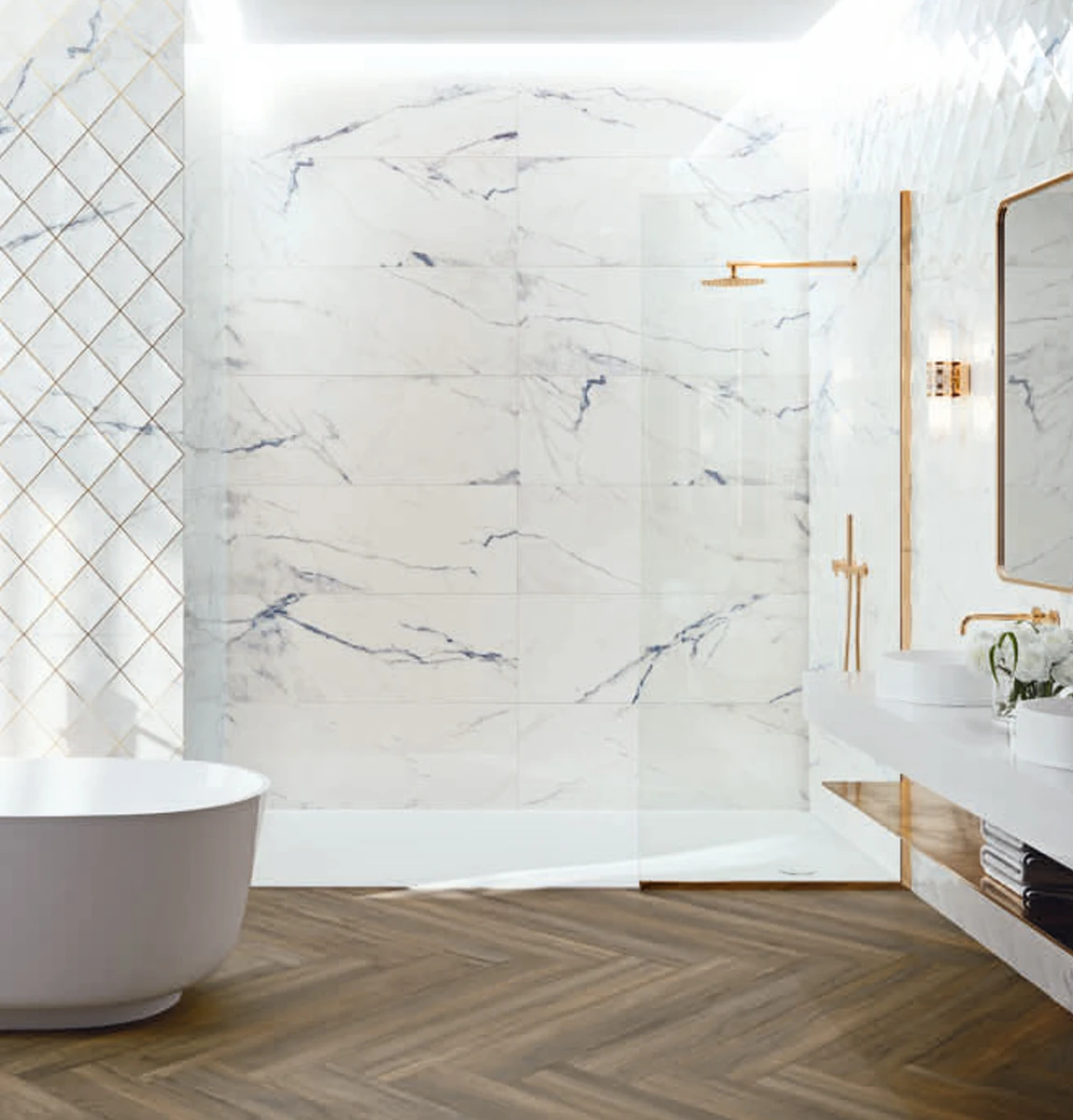 Biała łazienka z drewnianą podłogą i płytkami z marmurowym motywem.