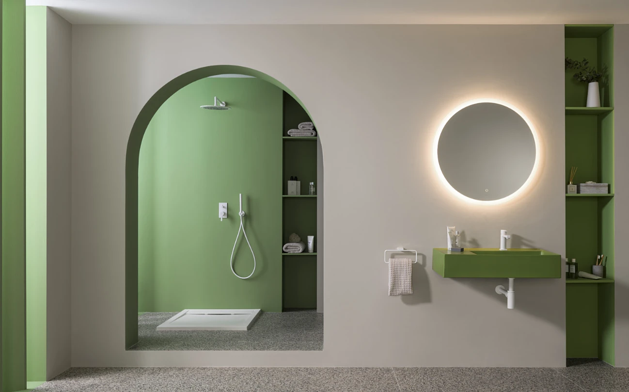 Nowoczesna, minimalistyczna łazienka ze ścianami w kolorze pastelowej zieleni. 