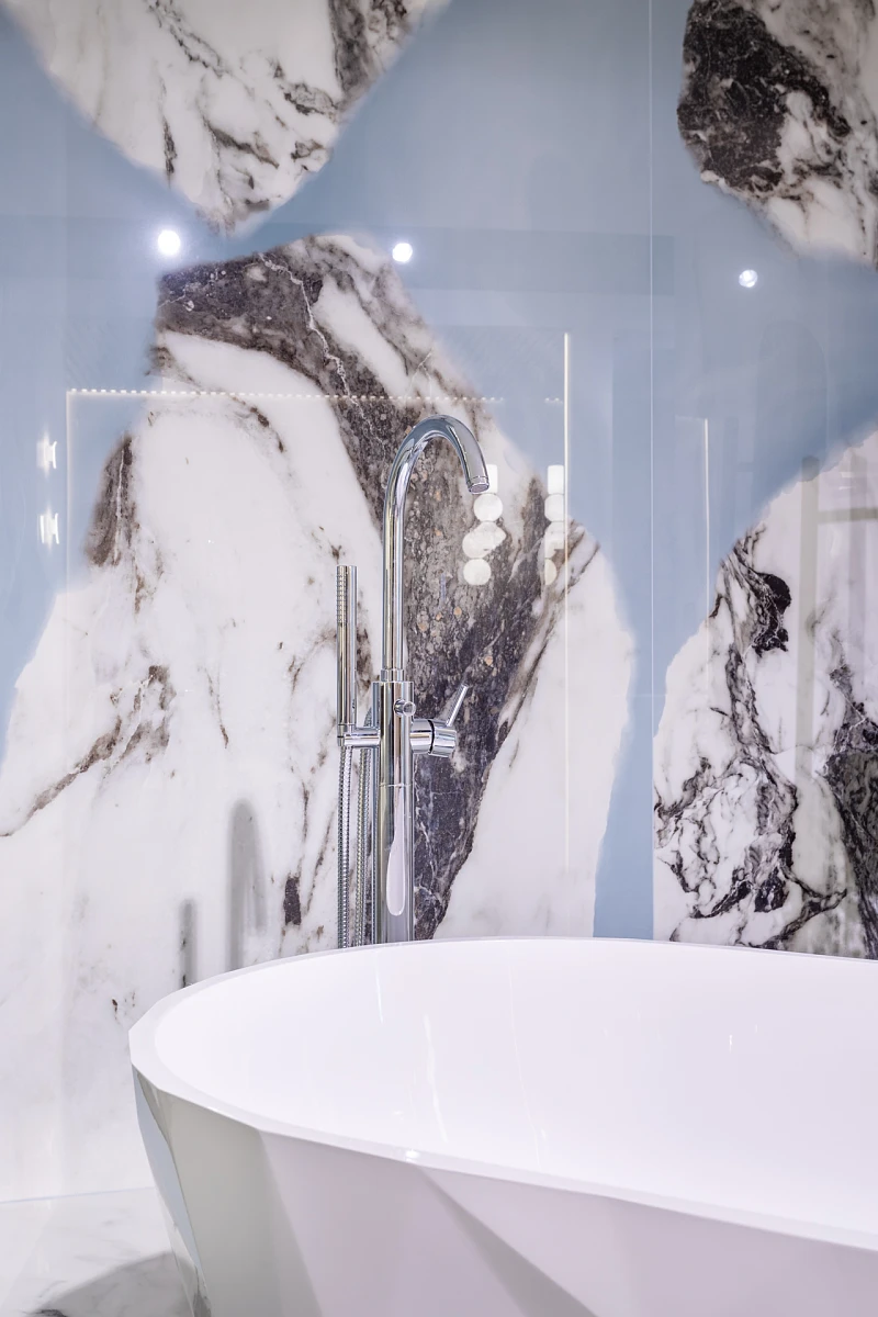 0C1A9828-HDR.jpg Sypialnia w Stylu Glamour z Niebieskimi Płytkami Marmurowymi i wanną wolnostojąca | Wyposażenie wnętrz MAXFLIZ