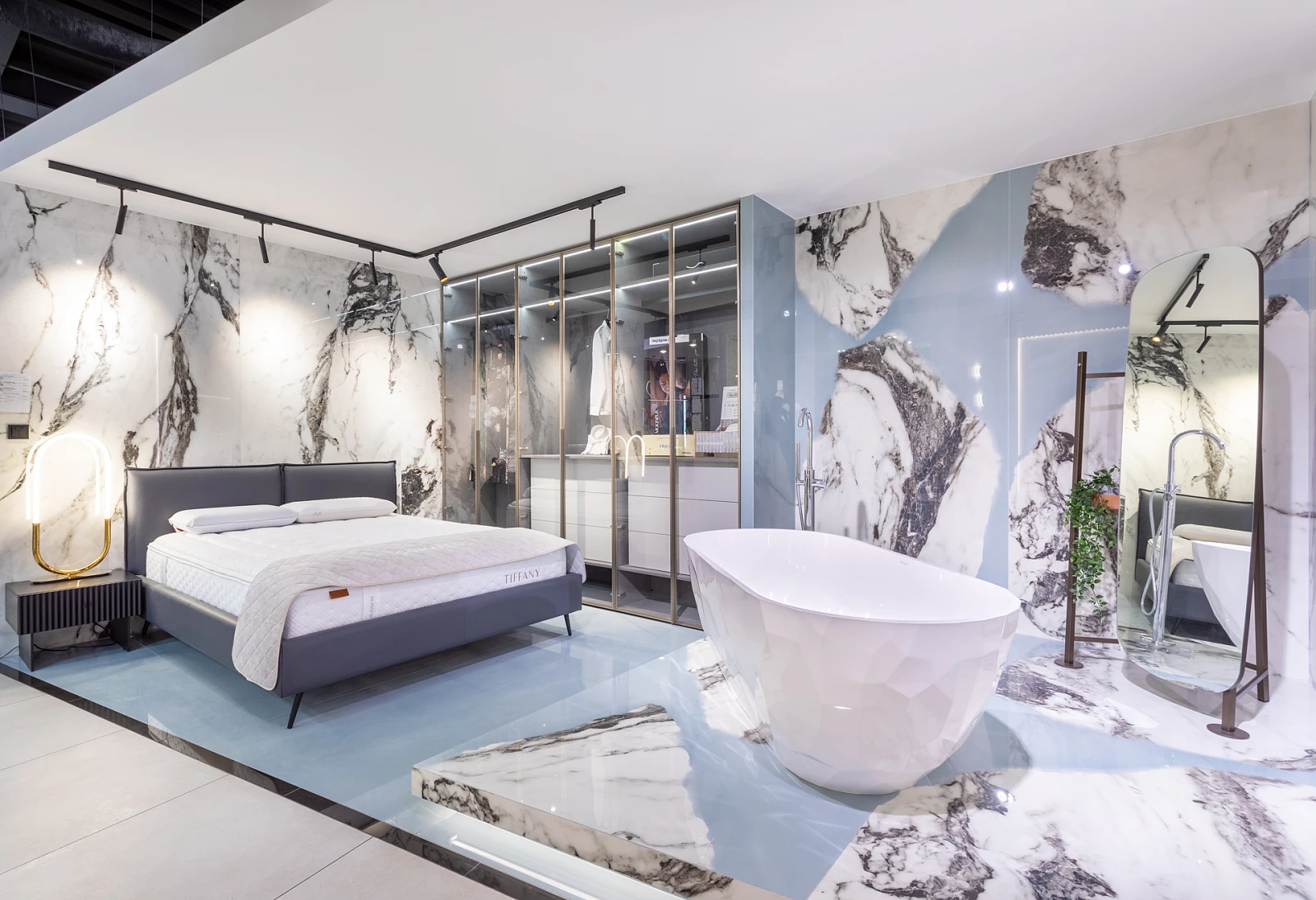 0C1A9807-HDR.jpg Sypialnia w Stylu Glamour z Niebieskimi Płytkami Marmurowymi i wanną wolnostojąca | Wyposażenie wnętrz MAXFLIZ