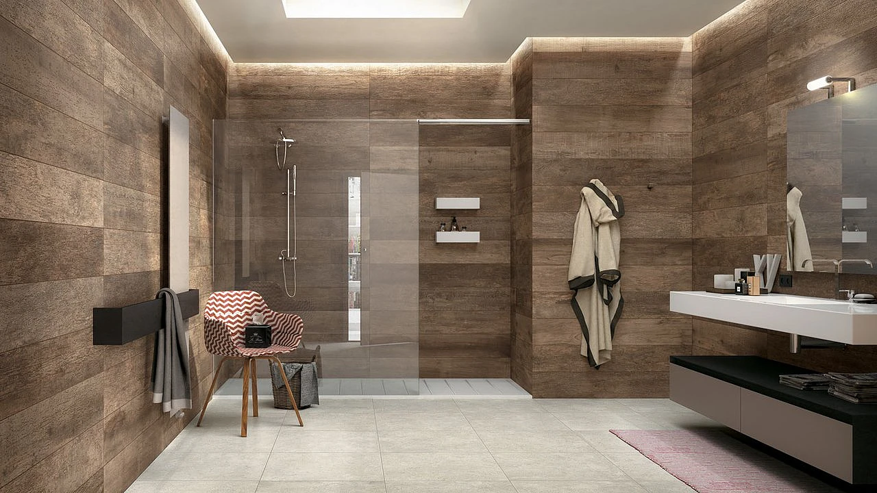 Płytki drewnopodobne równie świetnie sprawdzą się na ścianach łazienki. 