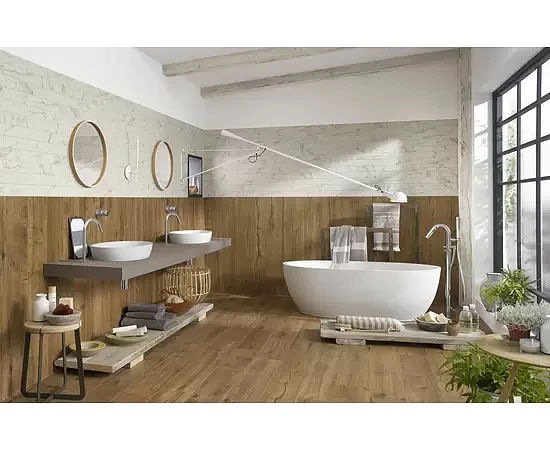 Położenie płytek drewnopodobnych do połowy ściany powiększy optycznie łazienkę.    