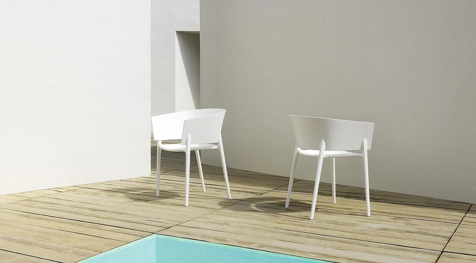 Nowoczesne białe krzesła na tarasie z basenem. 