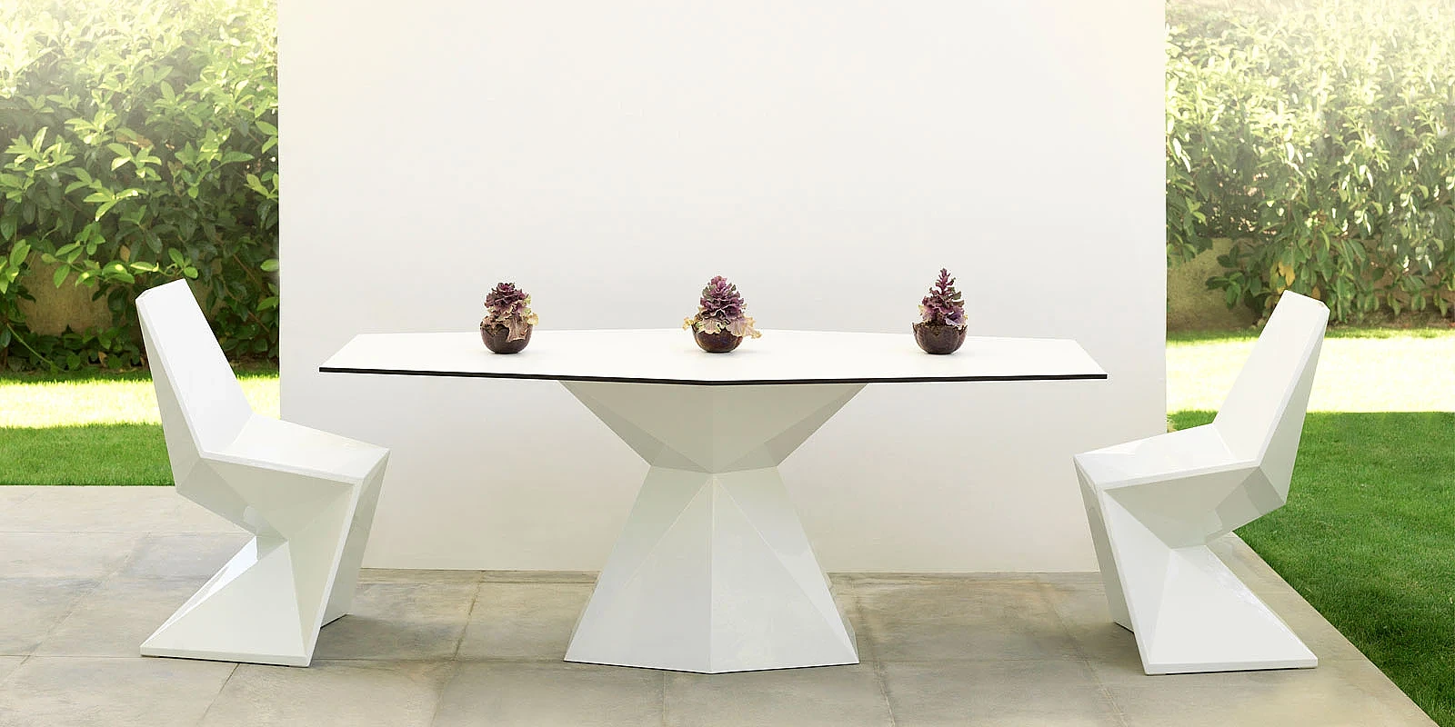 Biały zestaw krzeseł i stołu marki Vondom vertex w nowoczesnym stylu i geometrycznych kształtach.  