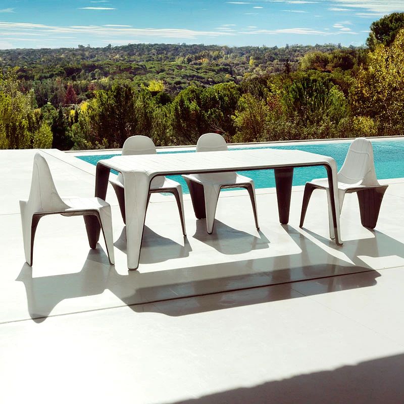 Krzesła_i_stół_ design_ fabionoviembre-vondom_3_.jpg [137.87 KB]