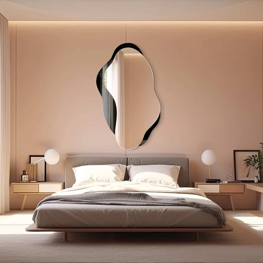 Duże lustro o nieregularnym kształcie, powieszone nad łóżkiem w sypialnia.