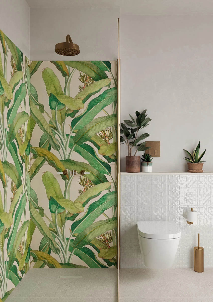 Biała łazienka z tapetą z motywem roślinnym wewnątrz kabiny prysznicowej.