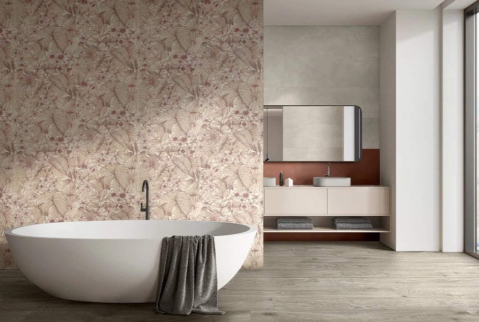 Przestrzenna łazienka z wanną wolnostojącą, za którą znajduje się ściana z tapetą z motywem kwiatowym. 
