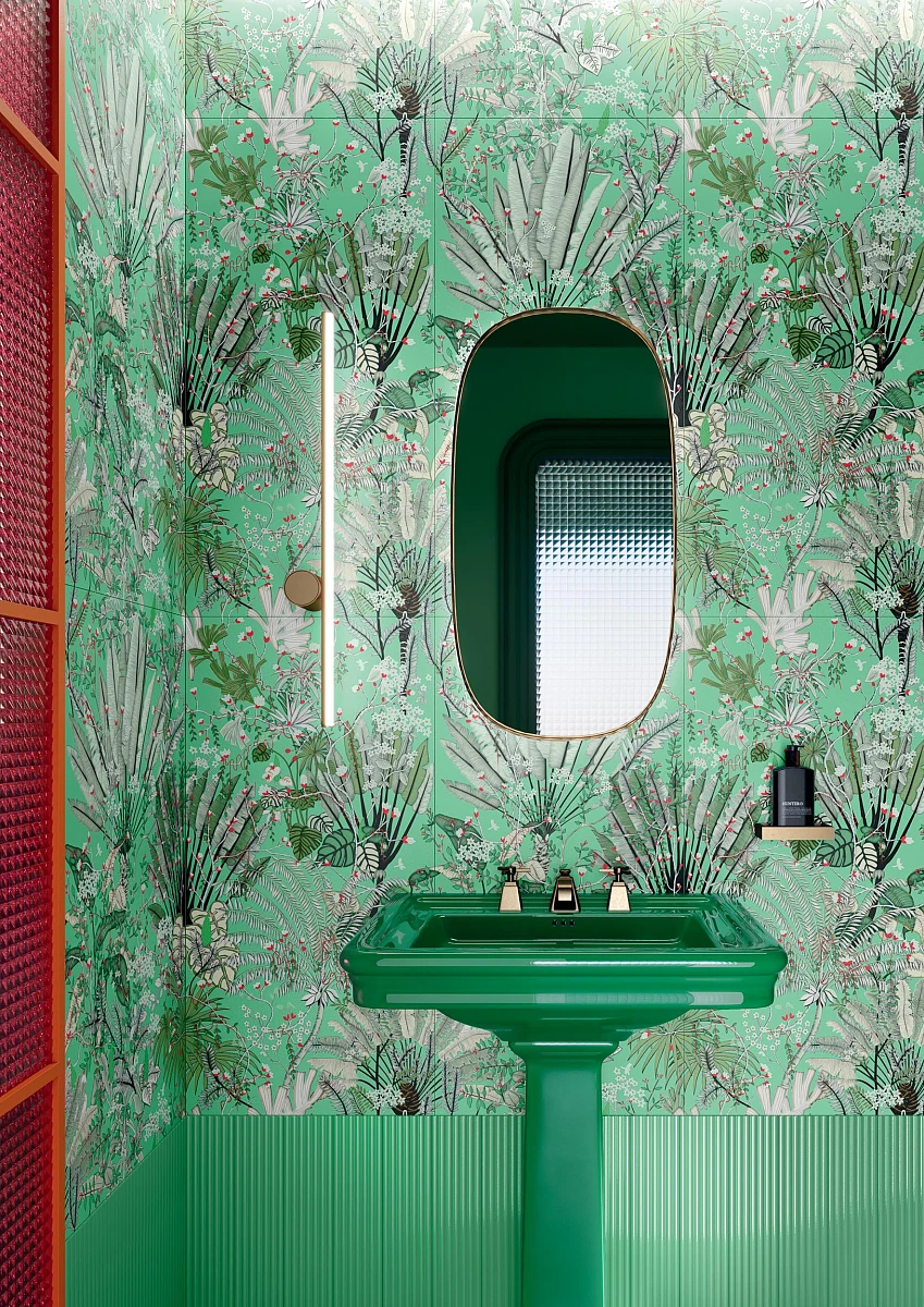 Aranżacja łazienki z zielonymi płytkami i ceramiką oraz zieloną tapetą z motywem kwiatowym