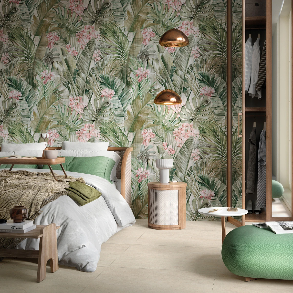 Sypialnia w jasnych, naturalnych kolorach, z tapetą z motywem roślinnym. 
