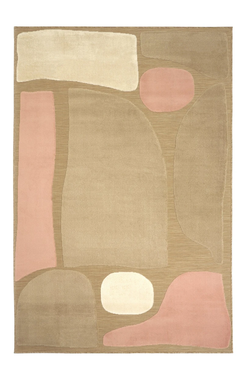 Brązowy dywan z nieregularnymi wzorami o pastelowych kolorach. 