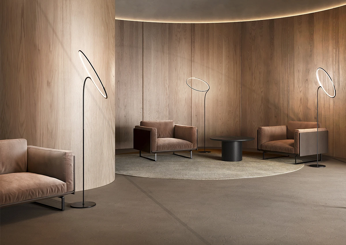 Minimalistyczny salon o drewnianych ścianach, oświetlony z użyciem trzech lamp stojących, z elementem świecącym w kształcie okręgu.