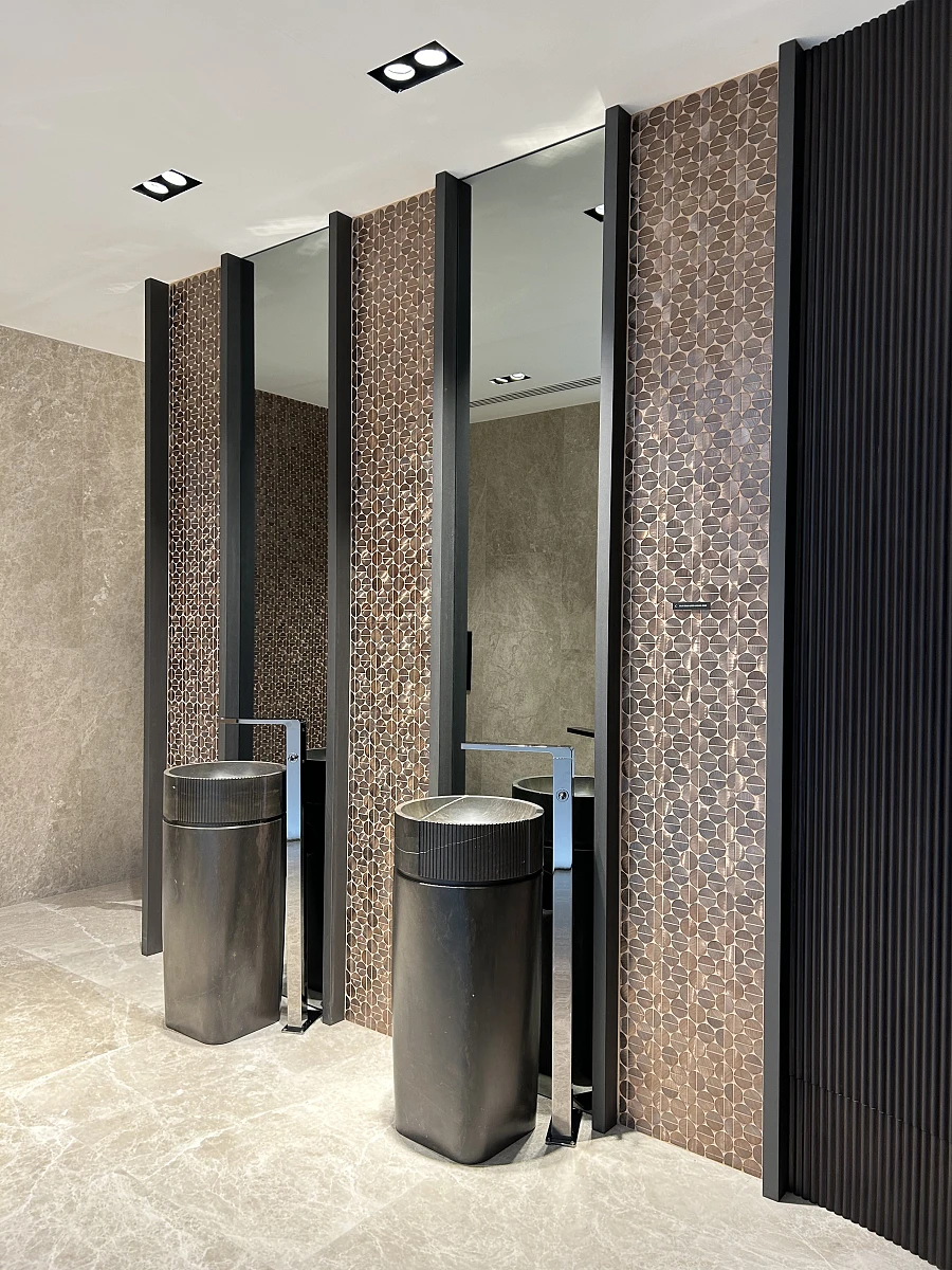 Ciemniejsze płytki i czarne detale mogą być doskonałym dopełnieniem przestronnej, nowoczesnej łazienki. 