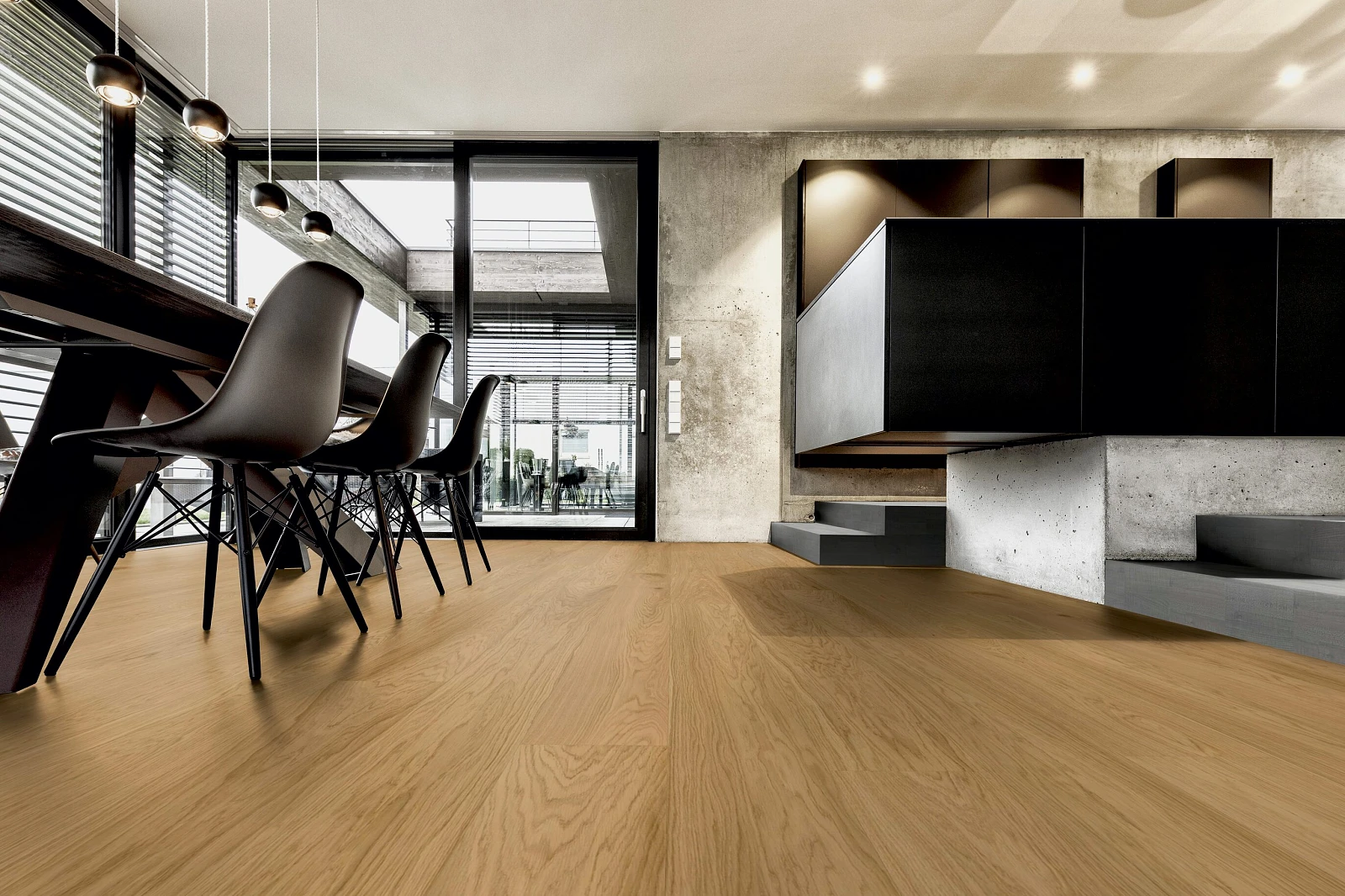 Drewniana podłoga w nowoczesnym salonie z żabiej perspektywy.