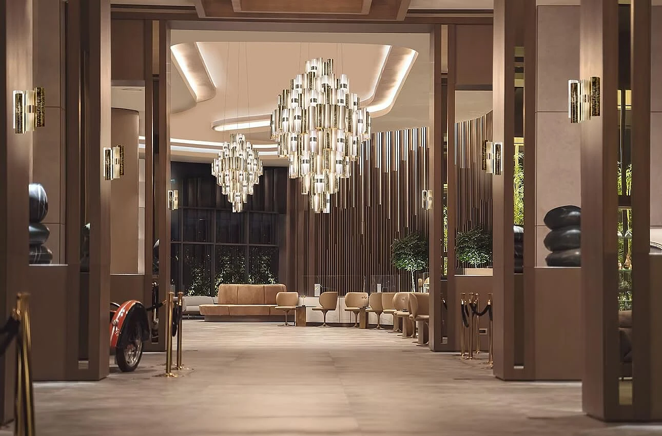 Lampy wiszące Lalollo w hotelowy holu..jpg [109.20 KB]